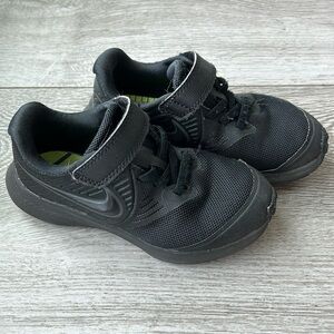 Boys Nike shoes USED